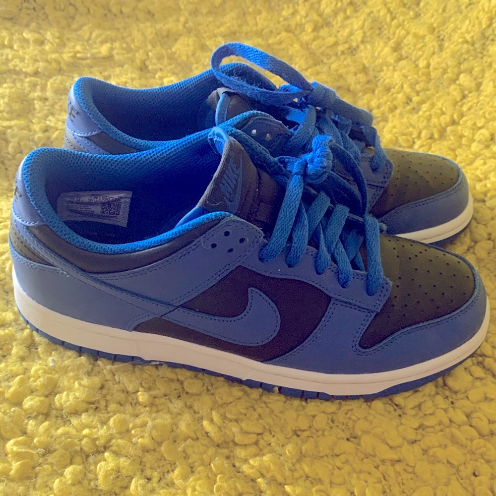 Royal blue and black Nike low tops 💙🖤!!